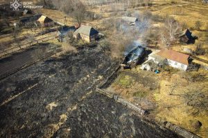 На Київщині дачники хотіли навести лад у садку та спалили сусідам господарчу будівлю ( фото)