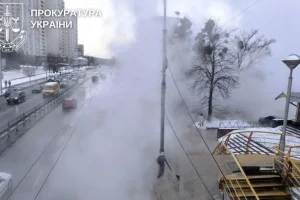 Померла 16-річна дівчина, яка впала в яму з окропом у Києві