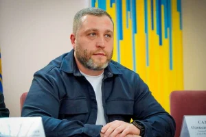 Голова Шевченківської РДА Сазанович пояснив, чому не змогли накрити дах будинку на Теліги