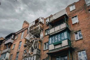 У Києві мешканці будинку на Теліги заявляють про небезпечні умови проживання та затягування відновлення (відео)
