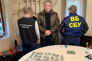 За сотні тисяч доларів хабарів затримано заступника начальника СБУ Київщини та його колегу з Рівного