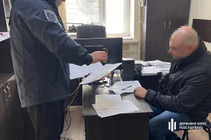 Правоохоронець, який зламав ребро адвокату під час зупинки авто, отримав 4 роки