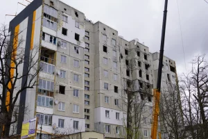 В Ірпені відновлюють багатоквартирний будинок, пошкоджений внаслідок російської збройної агресії