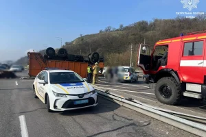 На Столичному шосе перекинувся сміттєвоз