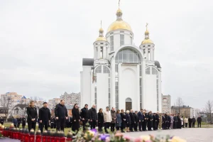 На Київщині вшанували пам’ять мешканців Бучі, яких вбили російські окупанти у лютому – березні 2022 року