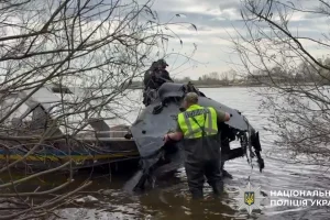 Столичні поліцейські вилучили з Дніпра безпілотник із бойовою частиною (фото, відео)