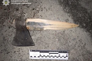 Киянину, який з сокирою намагався забрати скутер у підлітка, повідомили підозру у хуліганстві