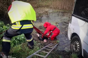 У Броварському районі рятувальники вилучили тіло жінки з водойми