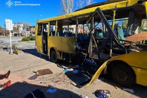 Дрон рф влучив у пасажирський автобус у Нікополі: загинули троє людей, ще 16 осіб зазнали поранень (фото)