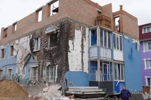В Ірпені капітально ремонтують пошкоджений росіянами будинок на вул. Мечнікова
