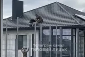 ТЦК на Волині скинули чоловіка з даху приватного будинка (відео), - ЗМІ