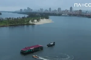 Столичні комунальники очистили затоку Наталка від незаконних плавзасобів (відео)