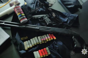 У Києві чоловік випадковим пострілом із рушниці тяжко поранив перехожу (фото)