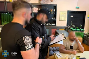 Двох посадовців БЕБ викрили на хабарях