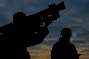 Наслідки ворожої атаки на Київщину: уламки пошкодили багатоповерхівку