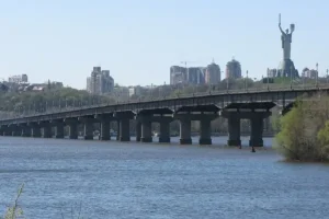 На мосту Патона до 14 травня обмежать рух через невідкладний ремонт