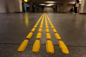 У київському метро продовжать облаштовувати тактильну навігацію та безбар’єрний доступ