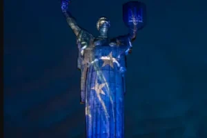 На честь Дня Європи "Батьківщину-мати" у Києві підсвітили в кольори прапору ЄС