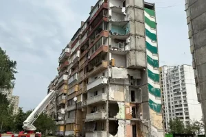 ТКК Київради з питань відновлення проінспектувала будинок на Дарниці, куди поцілила російська ракета 14 травня