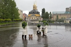 У Києві скульптури малюків-засновників одягли у трипільське вбрання (фото)