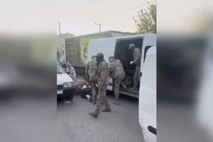 У Дніпрі перехожі закидали каміннями групу оповіщення ТЦК (відео)