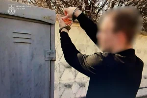 На Київщині чоловік отримав 10 років за спробу підпалу релейні шафи “Укрзалізниці”